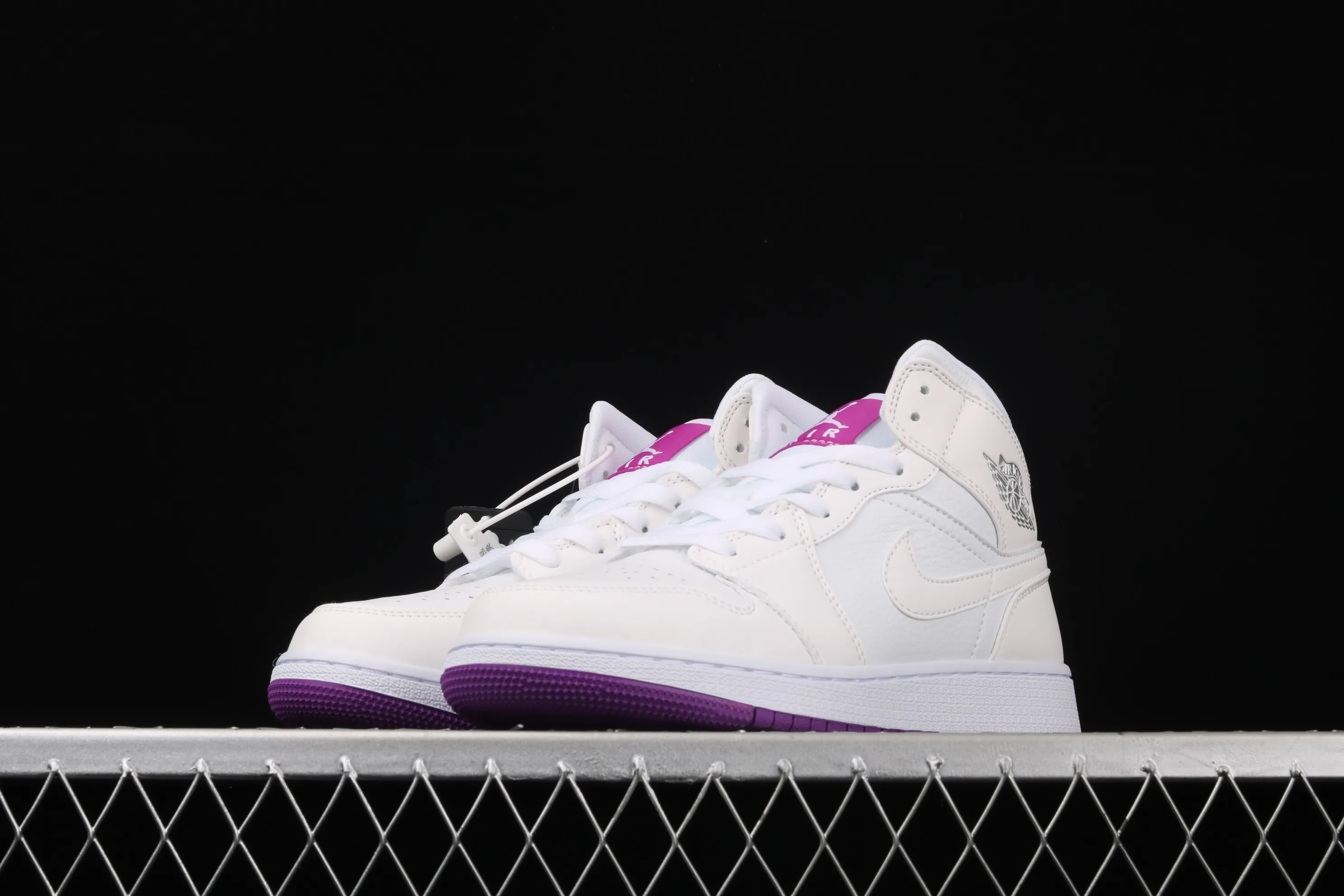 All categories Air Jordan Jordan series basketball shoes Air Jordan 1 Mid Air Jordan 1 Mid AJ1 Joe 1 white and purple women's sports and leisure basketball shoes 555112-100